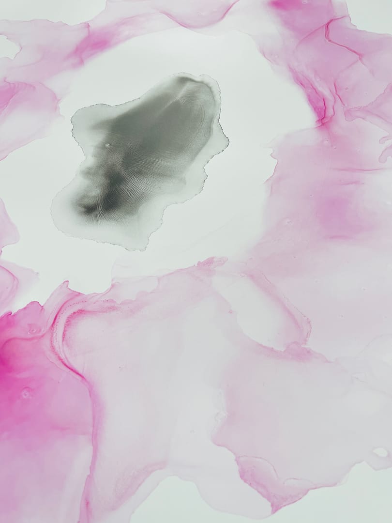 Cień rodzący światło – Deborah Anne K. @youryoni.art, technika własna, 2024