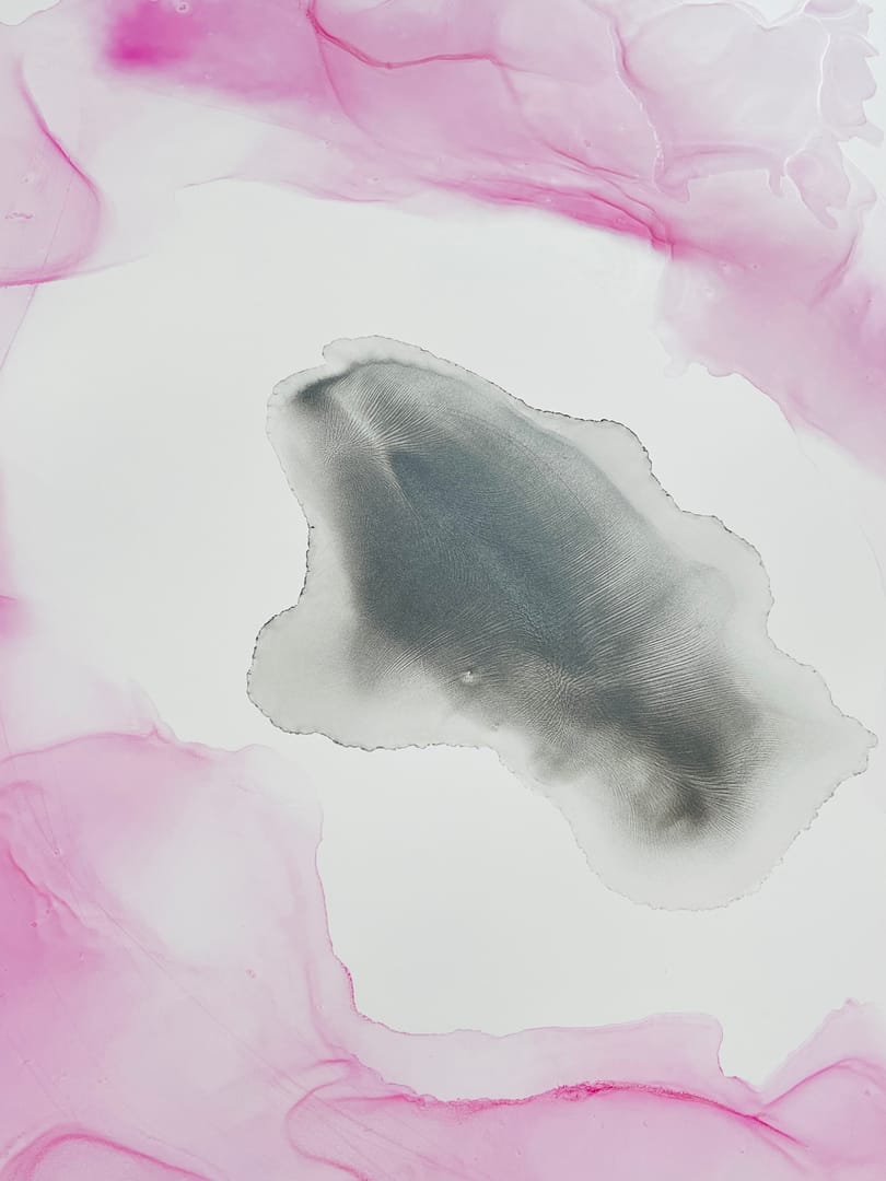 Cień rodzący światło – Deborah Anne K. @youryoni.art, technika własna, 2024