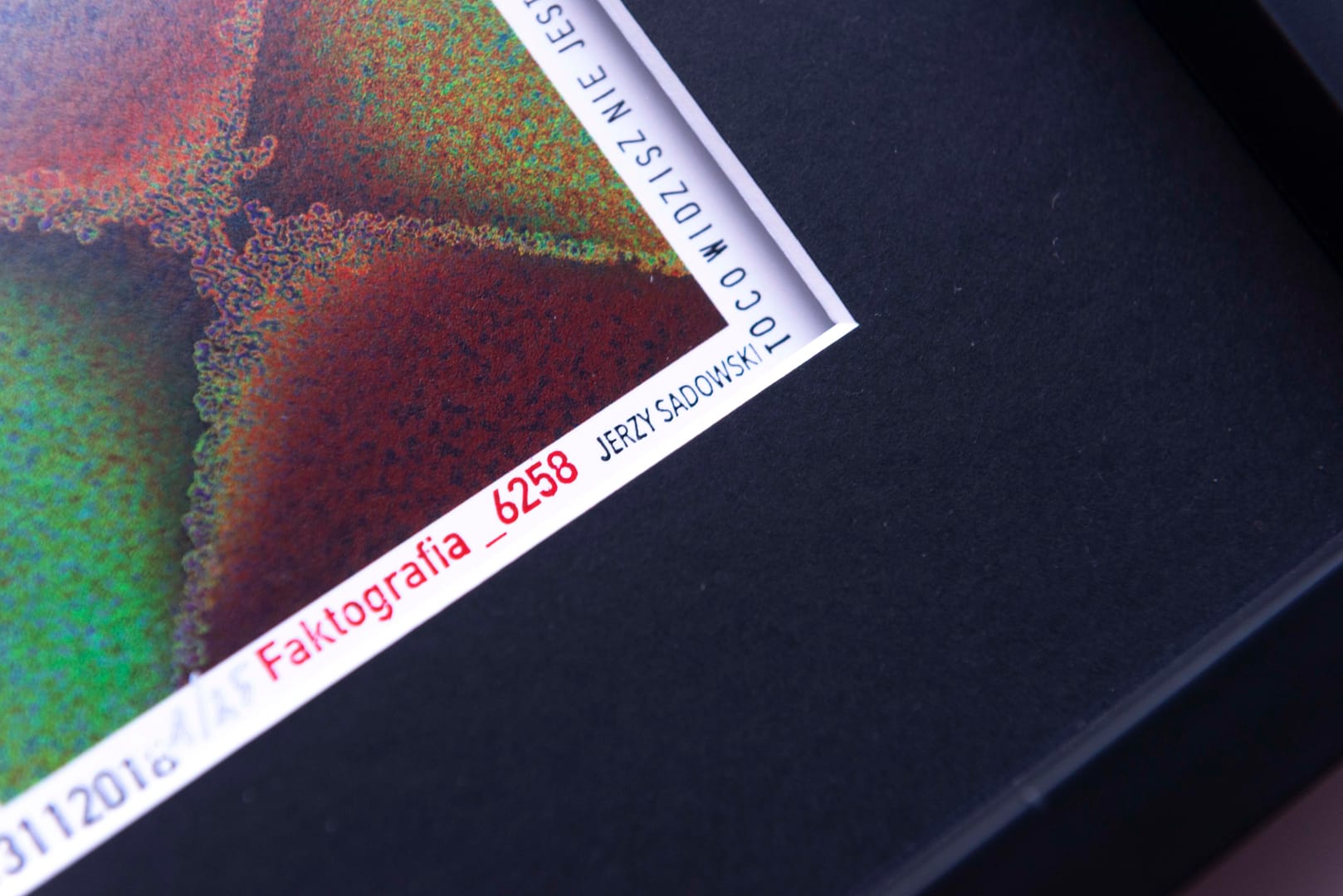 Faktografia KM115 – Jerzy Sadowski, fotografia, sztuka cyfrowa, 2024
