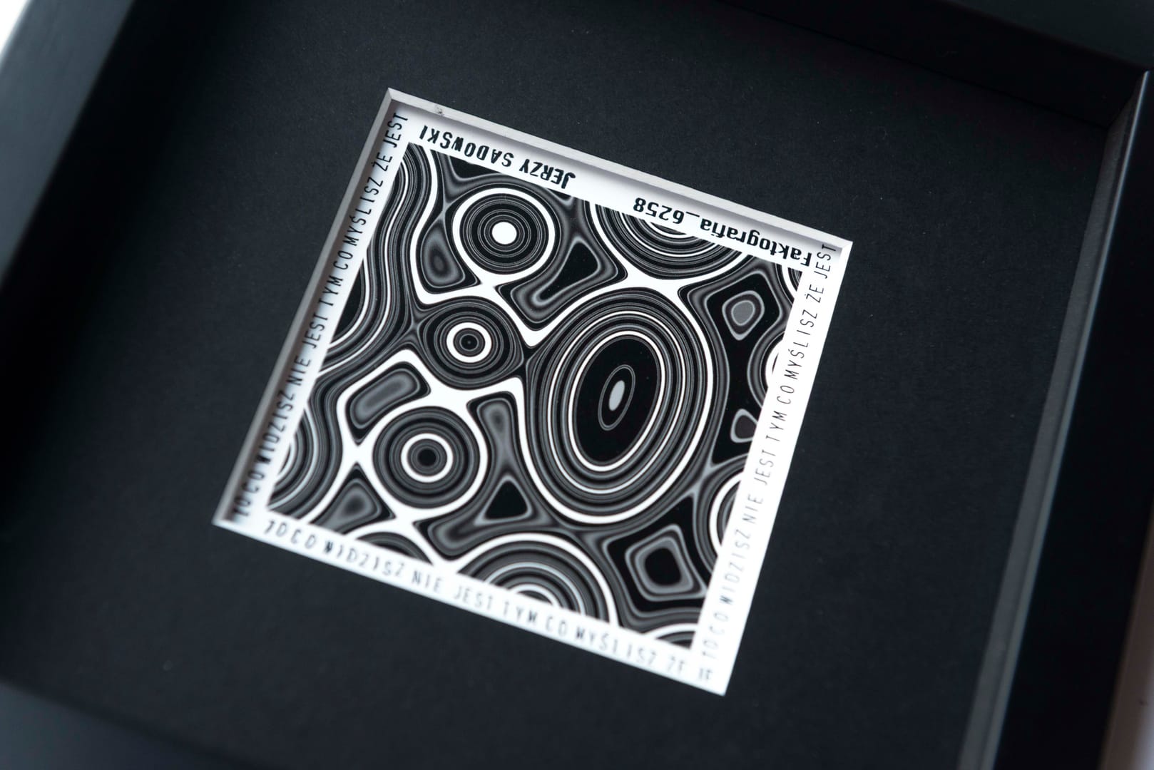 Faktografia KM775 – Jerzy Sadowski, fotografia, sztuka cyfrowa, 2024